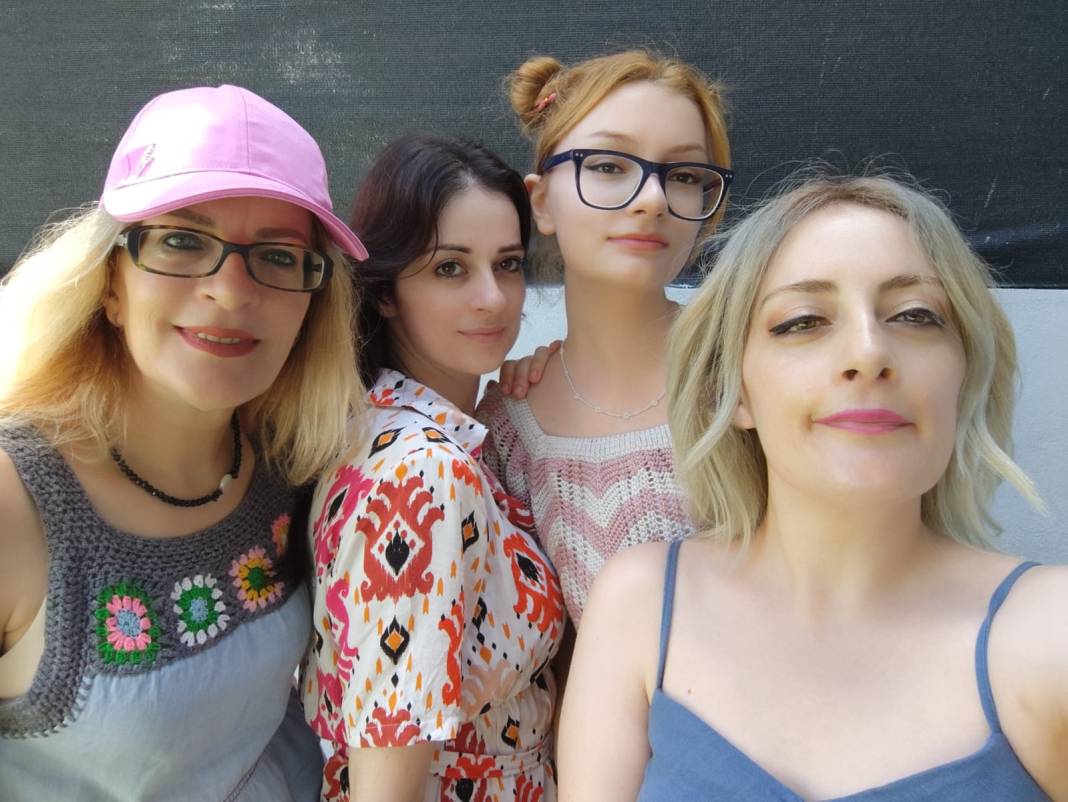 Ayşegül Hanım ile ailesi birlikte 2
